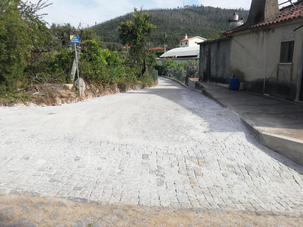 Pavimentação da Rua da Poça da Portela, em Feitos
