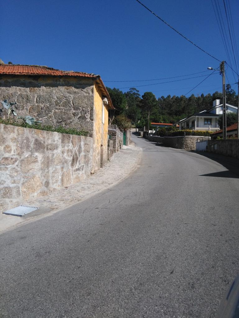  Pavimentação de Sobrelargura na Rua de Mareces em Vila Cova   
