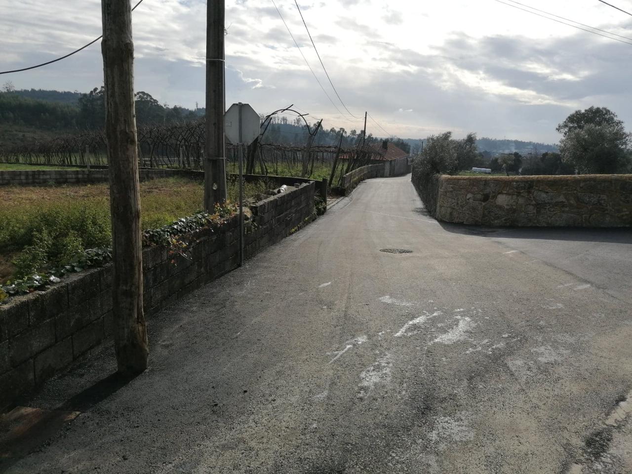 Pavimentação de Parte da Rua do Caniço (1.ª Fase - Enxate), em Vila cova
