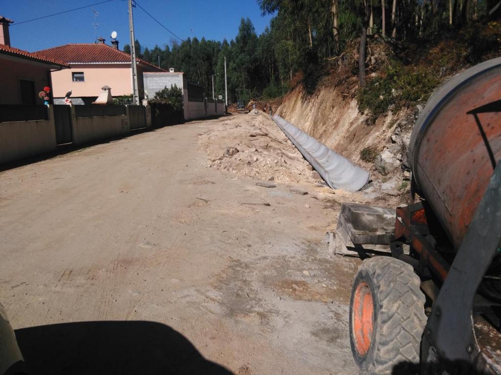  Execução de Canal de Drenagem Na Rua de S. Tiago, em Feitos