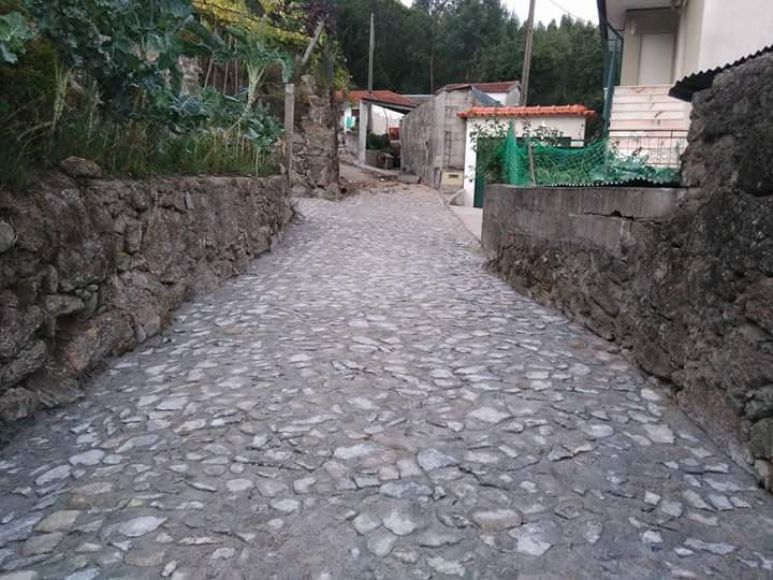  Pavimenta&ccedil;&otilde;es na Rua da Corga e Rua de Viozelo em Vila Cova
