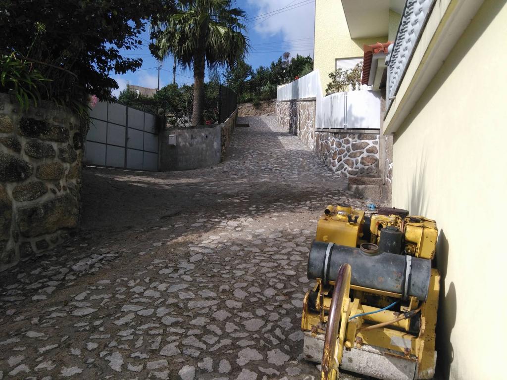 Pavimentação da Travessa dos Cavaleiros em Vila Cova