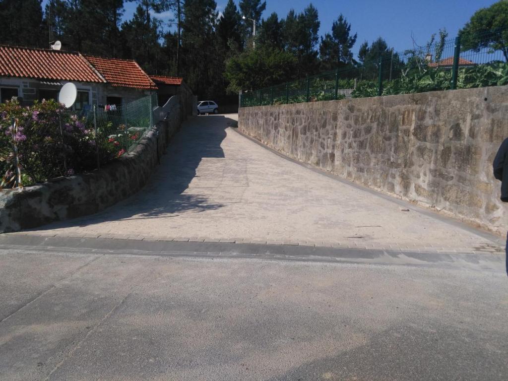 Pavimentação Junto à Confluência das Ruas Severino Cachada (Escultor) e da Estremora, em Vila Cova