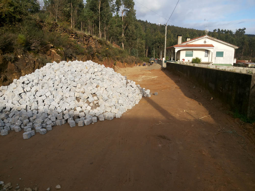  Pavimentação da Rua de S. Tiago em Feitos