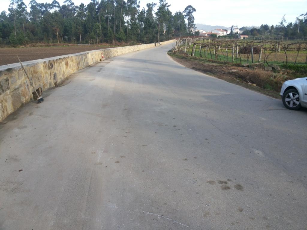 Construção de muro na estrada para Rodilhões