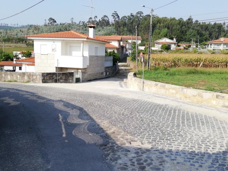 Pavimenta&ccedil;&atilde;o da Rua da Fonte do Pa&ccedil;o, na Zona de Concord&acirc;ncia com a Rua da Villa Romana, em Vila Cova