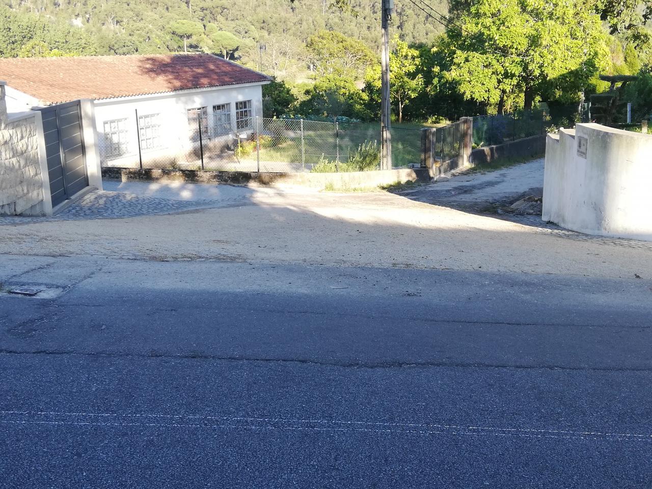 Requalificação do Pavimento no Entroncamento da Rua Cónego Albino Miranda com a Rua de Mareces, em Vila Cova