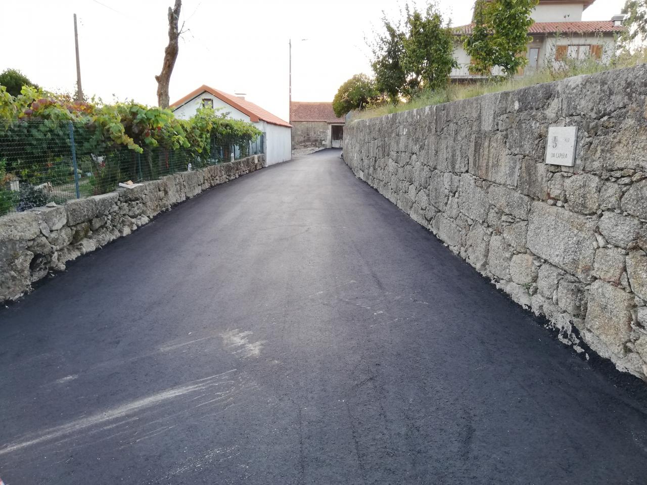 Pavimentação da Rua da Capela, em Vila Cova